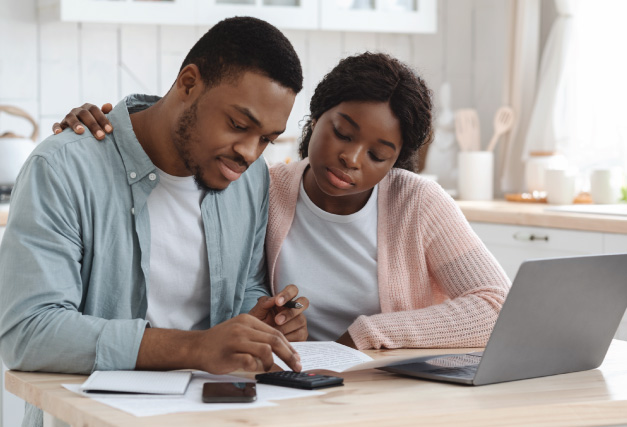couple-working-on-bills