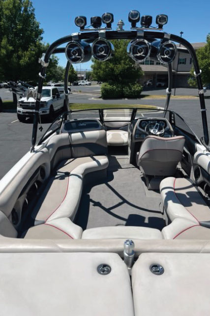 malivu-wakesetter-boat-inside