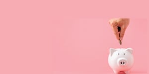 saving-money-with-a-piggy-bank