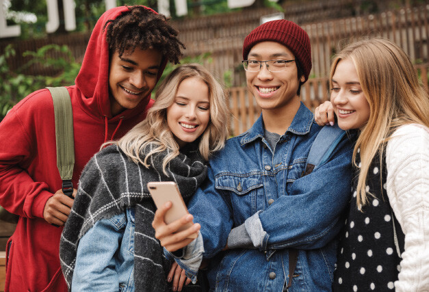 teens-with-phone