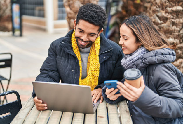 winter-couple-shopping-on-laptop
