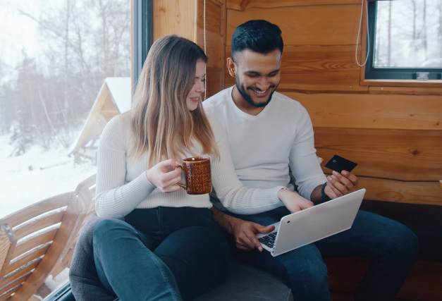 winter-couple-shopping-online-with-visa