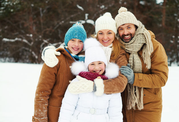 winter-family-cuddling-together-in-the-cold