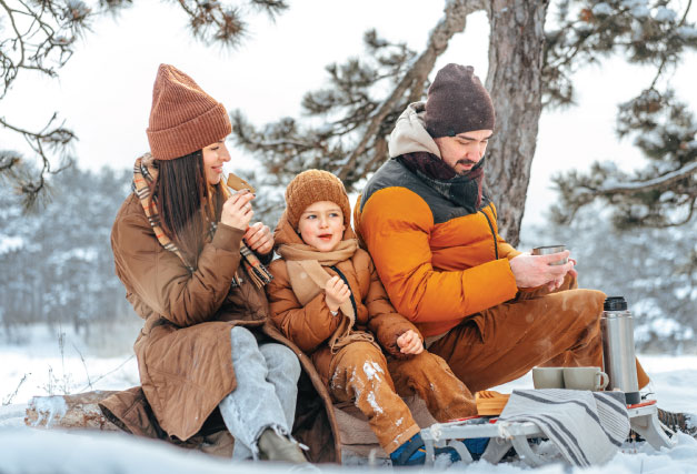 winter-family-enjoying-a-snack-in-a-snowy-day