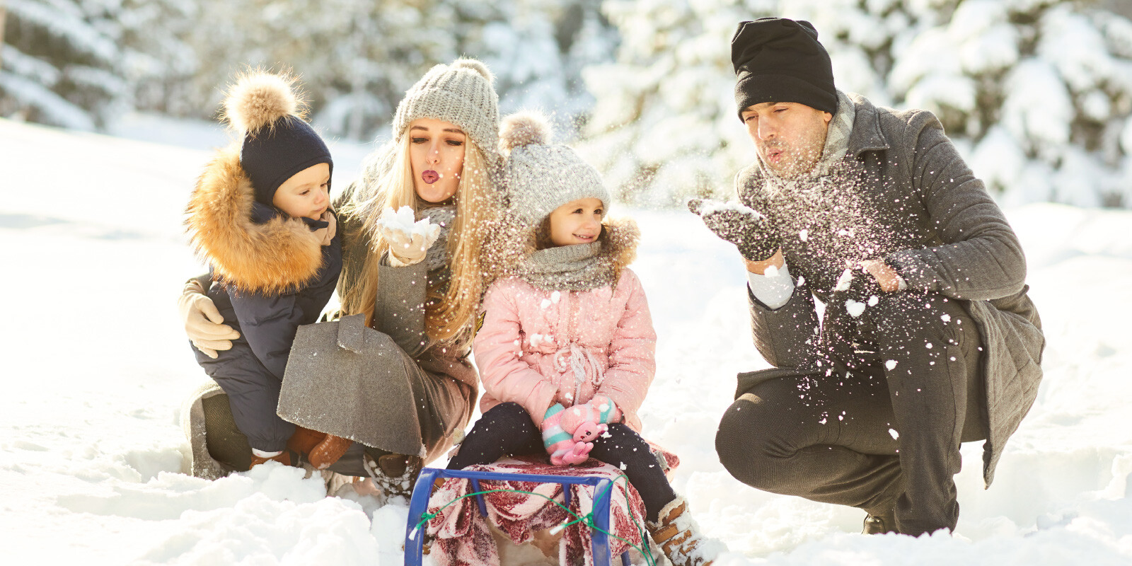 winter-family-playing-in-snow-1