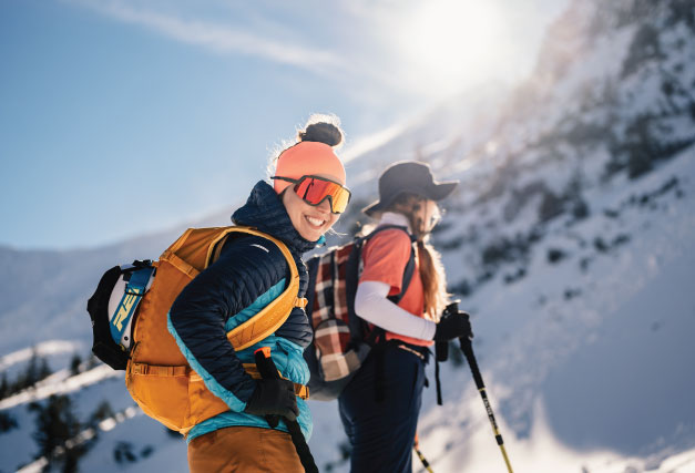 winter-friends-hiking-on-a-crisp-winter-day