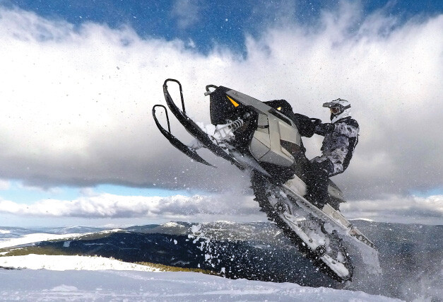 winter-snowmobile-jump