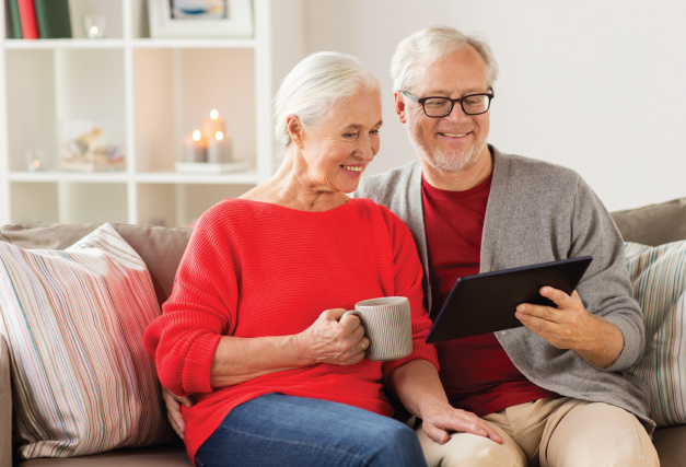 winter_older_couple_laptop