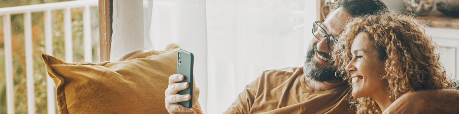 fall-happy-couple-phone
