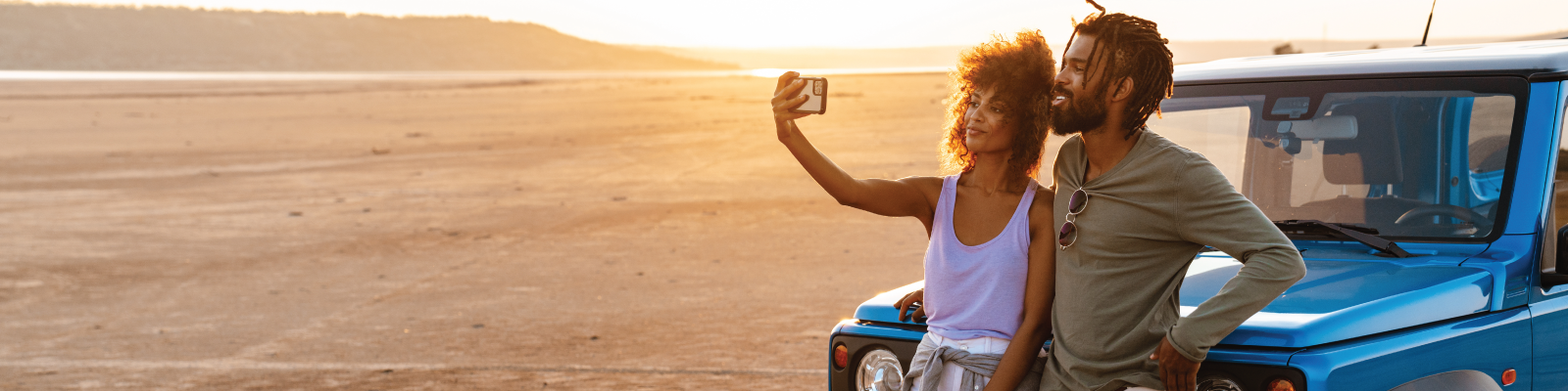 summer-couple-jeep-selfie