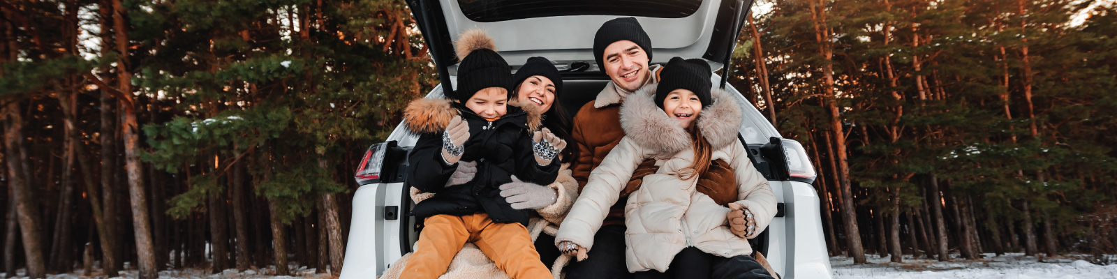 winter-family-enjoying-their-new-car-and-the-winter-day
