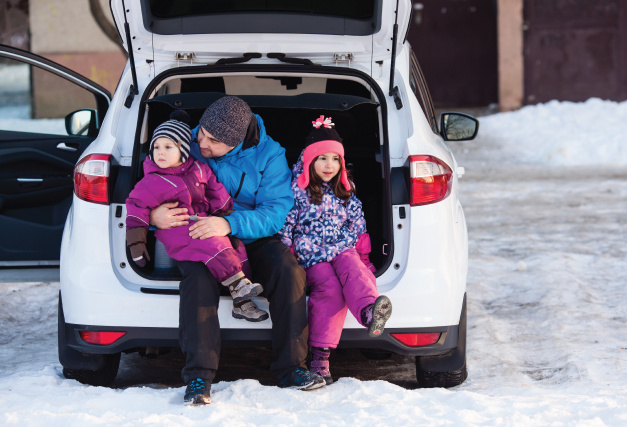 winter_family_car_happy