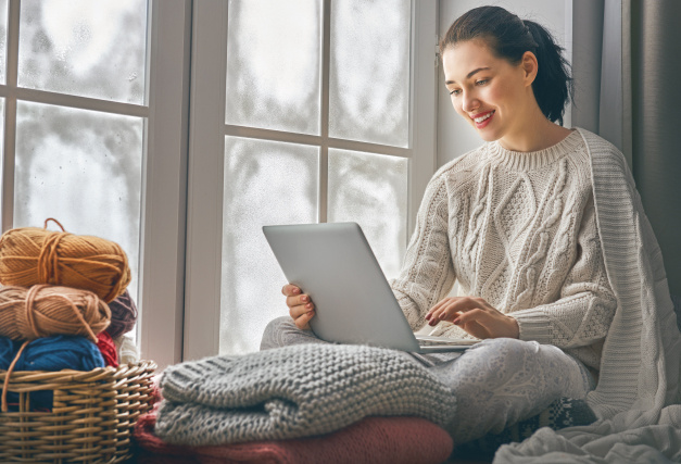 winter_home_cozy_laptop