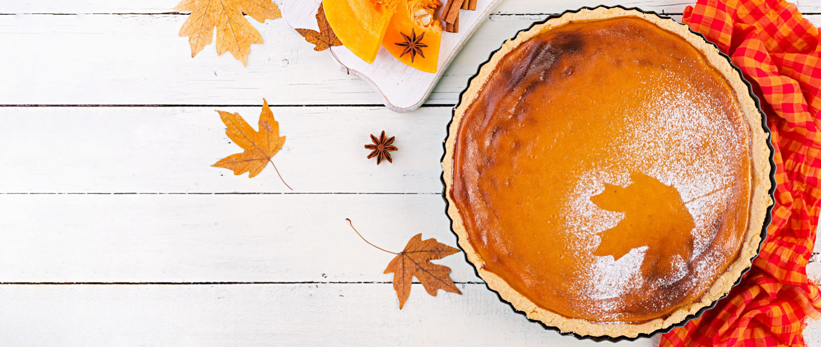 pumpkin pie with leaves, thanksgiving concept